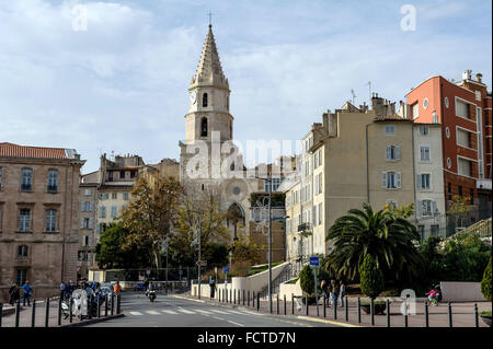 Marseille (Südost-Frankreich): Le Panier Bezirk mit der Straße 'Montée des Accoules' und Turm der Kirche von Stockfoto