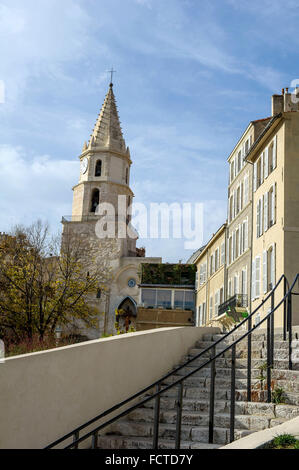 Marseille (Südost-Frankreich): Le Panier Bezirk mit der Straße 'Montée des Accoules' und Turm der Kirche von Stockfoto