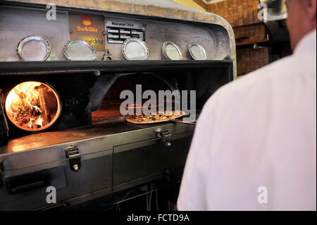 Holz Feuer in einem Pizzaofen. Stockfoto