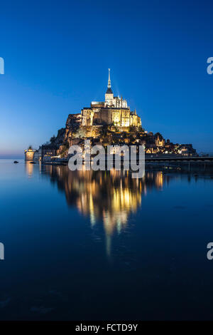 Mont Saint-Michel (Mont Saint Michel), (Normandie, Frankreich Nord-West) auf 2015/02/18: Springflut des Abends. Stockfoto