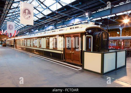 Lokomotiven, ihre Technik und Wagen auf permanentem Blick auf The National Railway Museum in York, England. Stockfoto