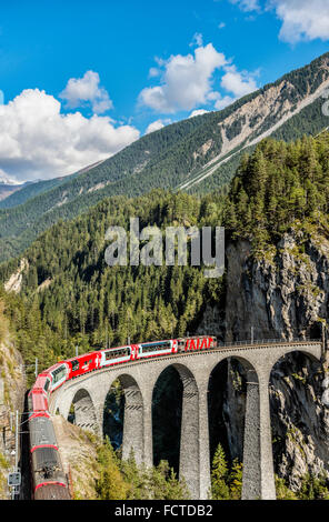 Glacier Express am Landwasserviadukt in den Schweizer Alpen, Schweiz Stockfoto