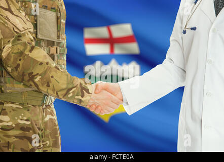 Soldaten in Uniform und Arzt Händeschütteln mit kanadischen Provinzen und Territorien Fahnen auf Hintergrund - Alberta Stockfoto