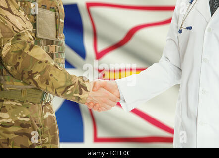 Soldaten in Uniform und Arzt Händeschütteln mit kanadischen Provinzen und Territorien Fahnen auf Hintergrund - Neufundland und Labr Stockfoto