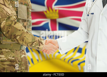 Soldaten in Uniform und Arzt Händeschütteln mit kanadischen Provinzen und Territorien Fahnen auf Hintergrund - Britisch-Kolumbien Stockfoto