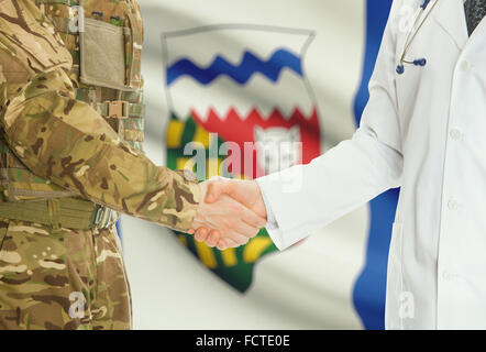 Soldaten in Uniform und Arzt Händeschütteln mit kanadischen Provinzen und Territorien Fahnen auf Hintergrund - Nordwest-Territorien Stockfoto