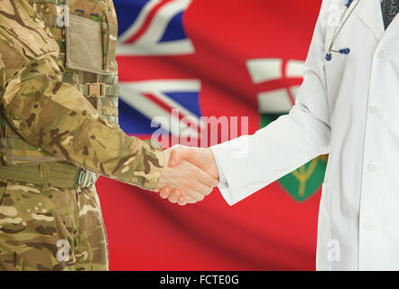 Soldaten in Uniform und Arzt Händeschütteln mit kanadischen Provinzen und Territorien Fahnen auf Hintergrund - Ontario Stockfoto