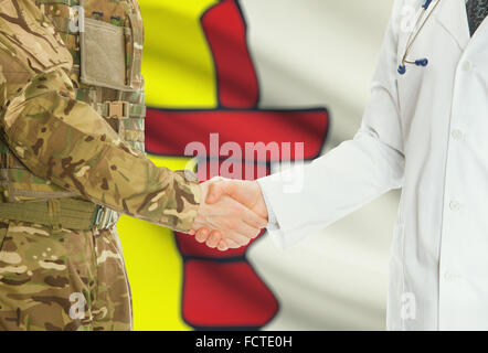 Soldaten in Uniform und Arzt Händeschütteln mit kanadischen Provinzen und Territorien Fahnen auf Hintergrund - Nunavut Stockfoto