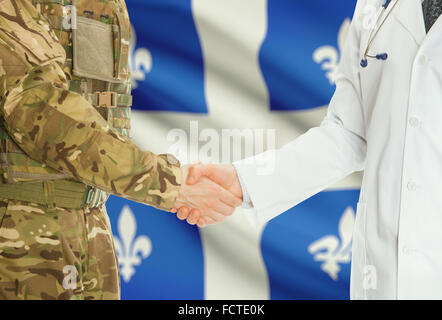 Soldaten in Uniform und Arzt Händeschütteln mit kanadischen Provinzen und Territorien Fahnen auf Hintergrund - Quebec Stockfoto