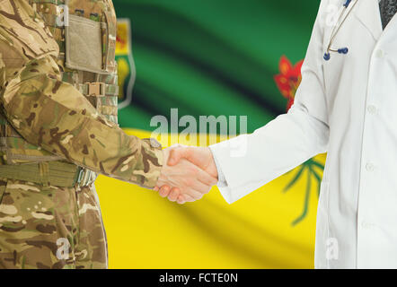 Soldaten in Uniform und Arzt Händeschütteln mit kanadischen Provinzen und Territorien Fahnen auf Hintergrund - Saskatchewan Stockfoto