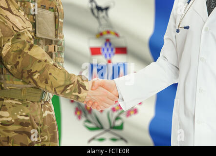 Soldaten in Uniform und Arzt Händeschütteln mit kanadischen Provinzen und Territorien Fahnen auf Hintergrund - Yukon Stockfoto