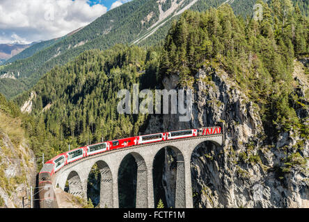 Glacier Express am Landwasserviadukt in den Schweizer Alpen, Schweiz Stockfoto