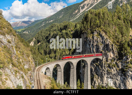 Glacier Express am Landwasserviadukt in den Schweizer Alpen, Schweiz Stockfoto