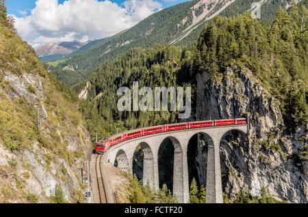 Glacier Express am Landwasserviadukt in den Schweizer Alpen, Schweiz Stockfoto