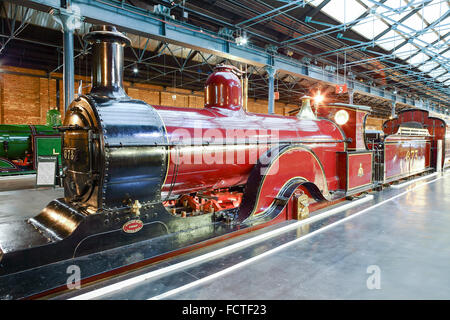 Lokomotiven, ihre Technik und Wagen auf permanentem Blick auf The National Railway Museum in York, England. Stockfoto