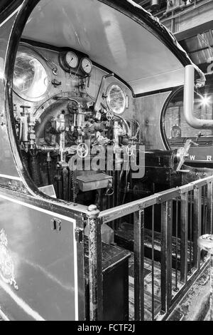 Lokomotive Fußplatte, die Engineering- und mechanische Ausrüstung auf permanente Sicht das National Railway Museum in York, England. Stockfoto