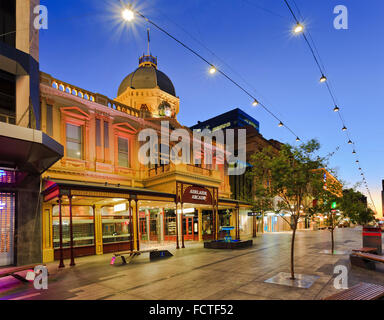 Fassade des Adelaide Arcade-historischen Gebäude am Rundle Mall Einkaufsstraße bei Sonnenuntergang mit Beleuchtung und kein Gedränge Stockfoto