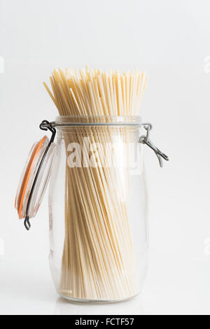 Nudeln, Pasta, Pasta - italienische Küche, roh in ein Glas abfüllen Stockfoto