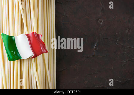 Italienische Pasta auf Leder-Hintergrund Stockfoto