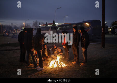 Flüchtlinge aus Syrien wärmen sich auf ihrem Weg mit einem Bus von Athen nach Idomeni Dorf an der griechisch - mazedonischen Grenze, am 24. Januar 2016. Hunderte von Flüchtlingen und Migranten warten jeden Tag an einer Tankstelle als temporäre Lager außerhalb Polykastro Stadt im nördlichen Teil von Griechenland verwendet, bis die Bestellung erhalten sie von der Polizei nach der griechisch - mazedonischen Grenze zu ziehen und setzen ihre Reise nach Mitteleuropa. Foto: Sokrates Baltagiannis/dpa Stockfoto