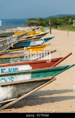 Boote am Strand von der See Edouard, Queen Elizabeth National Park, Uganda, Ostafrika Stockfoto