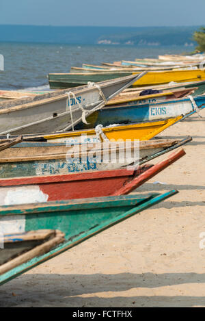 Boote am Strand von der See Edouard, Queen Elizabeth National Park, Uganda, Ostafrika Stockfoto