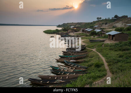 Boote in den Sonnenuntergang, Hütte Kanal, Queen Elizabeth National Park, Uganda, Ostafrika Stockfoto