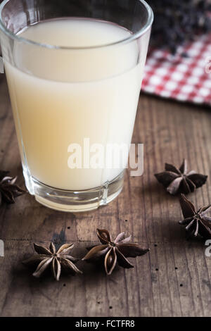 Glas mit französischen Pastis auf Holztisch Stockfoto