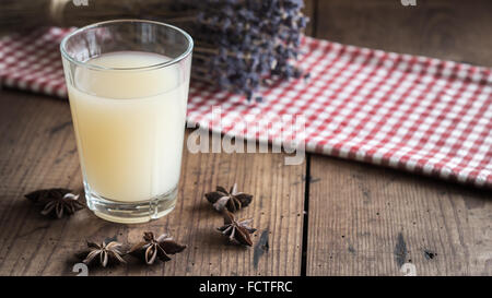 Glas mit französischen Pastis auf Holztisch Stockfoto