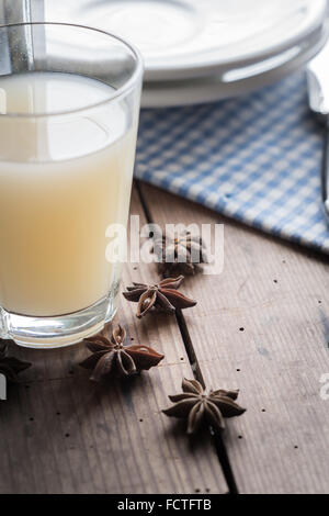 Glas mit französischen Pastis auf Holztisch Stockfoto