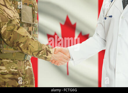 Soldaten in Uniform und Arzt Händeschütteln mit Nationalflagge auf Hintergrund - Kanada Stockfoto