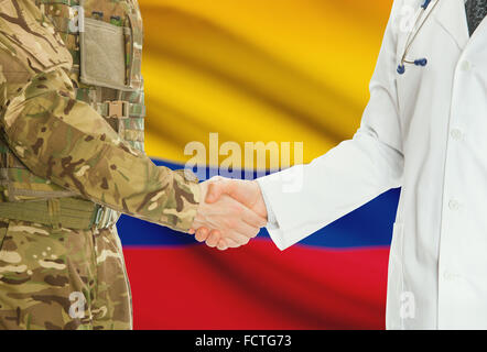 Soldaten in Uniform und Arzt Händeschütteln mit Nationalflagge auf Hintergrund - Kolumbien Stockfoto