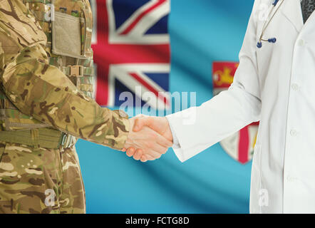 Soldaten in Uniform und Arzt Händeschütteln mit Nationalflagge auf Hintergrund - Fidschi Stockfoto