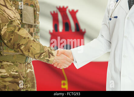 Soldaten in Uniform und Arzt Händeschütteln mit Nationalflagge auf Hintergrund - Gibraltar Stockfoto