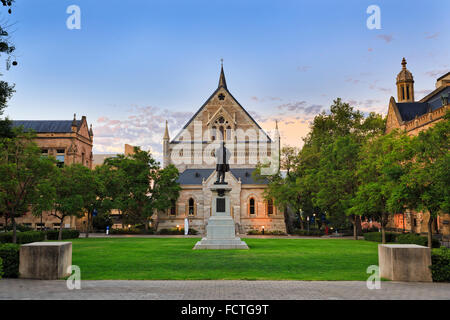 Fassade des klassischen gotischen Gebäude und Monument Statue der Universität von Adelaide in Südaustralien Stockfoto