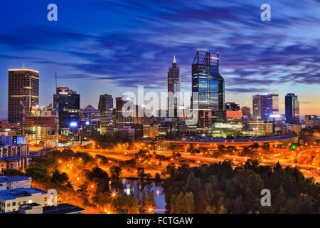 Stadt von Perth CBD bei Sonnenaufgang von Höhen von Kings Park aus gesehen. Wolkenkratzer, der Hauptstadt von Western Australia über Stadt beleuchtet Stockfoto