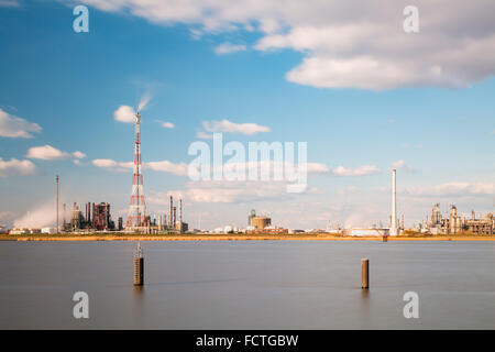 Lange Exposition Schuss einer Raffinerie mit hohen Fackel Stack in den Hafen von Antwerpen, erhebt sich Belgien mit vielen der Destillation. Stockfoto