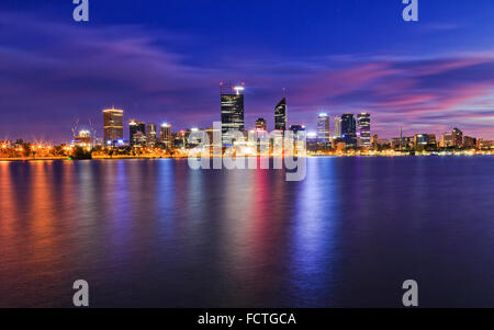 Western Australia Hauptstadt Perth CBD zu Sonnenaufgang reflektieren in stehenden Gewässern des Swan river Stockfoto