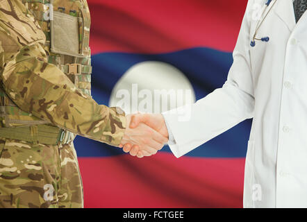 Soldaten in Uniform und Arzt Händeschütteln mit Nationalflagge auf Hintergrund - Laos Stockfoto