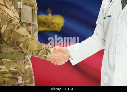 Soldaten in Uniform und Arzt Händeschütteln mit Nationalflagge auf Hintergrund - Liechtenstein Stockfoto