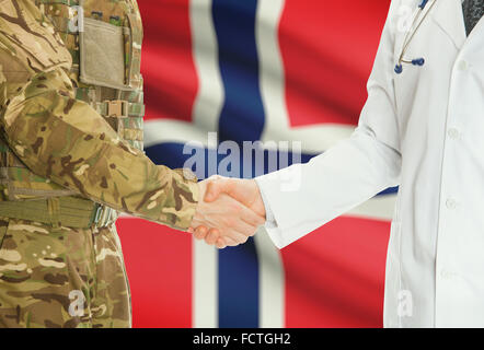 Soldaten in Uniform und Arzt Händeschütteln mit Nationalflagge auf Hintergrund - Norwegen Stockfoto