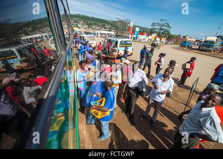 Straßenverkäufer verkaufen waren Menschen in den lokalen Bussen vorbei durch die Dörfer auf dem Weg heraus aus Kampala, Uganda, Afrika Stockfoto