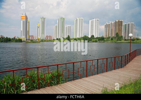 Stadtlandschaft, mehrgeschossigen Neubauten auf dem See Stockfoto