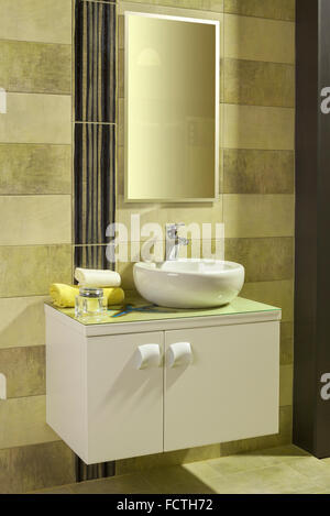 Runde weiße Wanne in ein modernes Bad mit gelben und grauen Fliesen Stockfoto