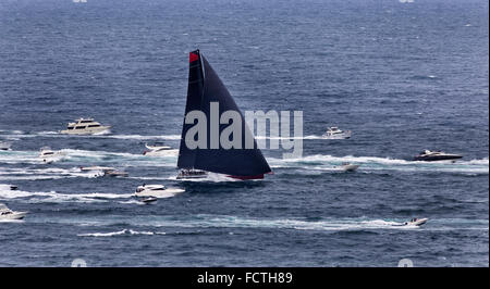 Führer der jährlichen Sydney-Hobart-Regatta im offenen Ozean umgeben von Booten und Schiffen der Zuschauer und Touristen beobachten Stockfoto