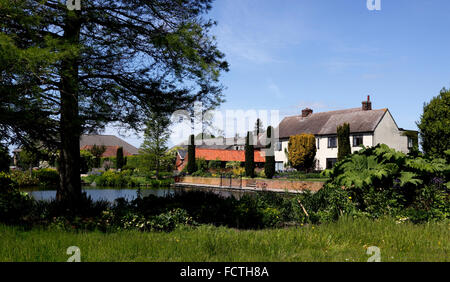 ENGLISCHES LANDHAUS UND GARTENTEICH. VEREINIGTES KÖNIGREICH. Stockfoto