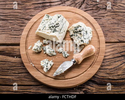 Dänischer Blauschimmelkäse auf einem Holzbrett. Stockfoto