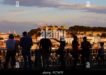 Portugal, Lissabon, Stadt und Castelo Sao Jorge oder St George Schloss vom Miradouro de São Pedro de Alcantara Stockfoto