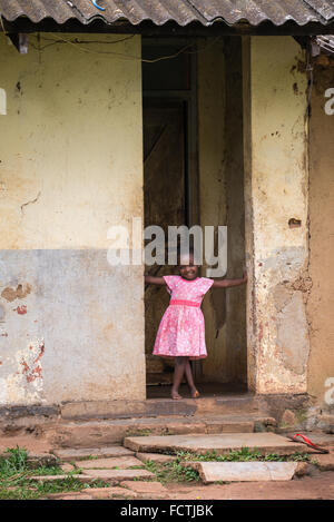 Mädchen vor ihrem Haus in Kampala, Uganda, Afrika Stockfoto