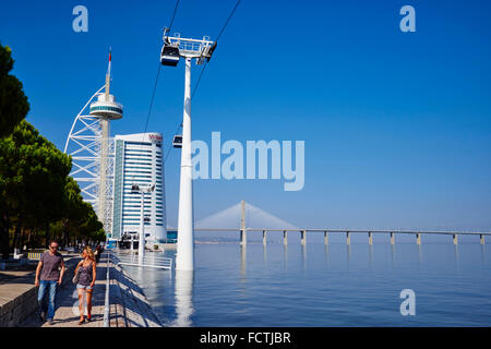 Portugal, Lissabon, Vasco da Gama Brücke, die längste Brücke Europas, und Tower oder Torre Vasco da Gama, Seilbahn Stockfoto